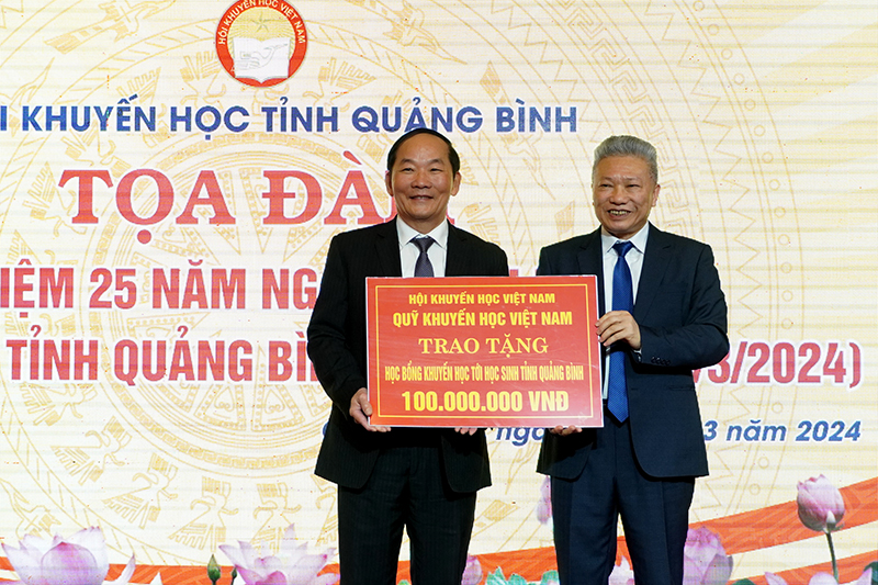 Đồng chí Phó Chủ tịch Hội KH Việt Nam Nguyễn Hồng Sơn trao tặng học bổng cho học sinh Quảng Bình.