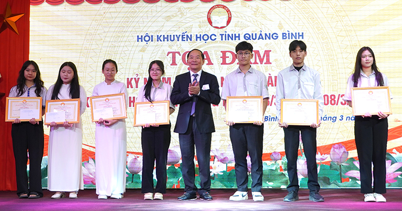 Đại diện lãnh đạo Hội KH tỉnh trao thưởng cho học sinh đạt giải nhì trong kỳ thi chon học sinh giỏi Quốc gia năm học 2023-2024.