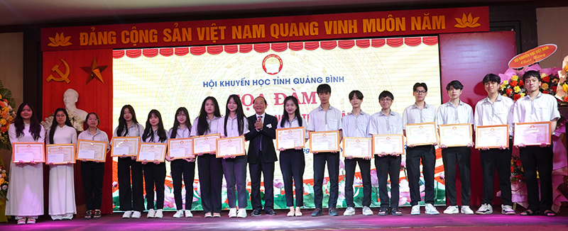 Đại diện lãnh đạo Hội KH tỉnh trao thưởng cho học sinh đạt giải ba trong kỳ thi chon học sinh giỏi Quốc gia năm học 2023-2024.