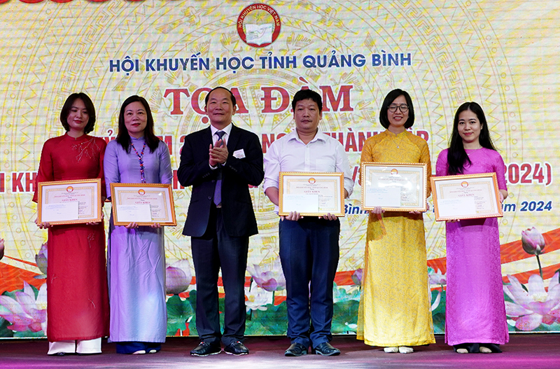 Đại diện lãnh đạo Hội KH tỉnh trao thưởng cho giao viên đóng góp thành tích trong kỳ thi học sinh giỏi Quốc gia năm 2023.