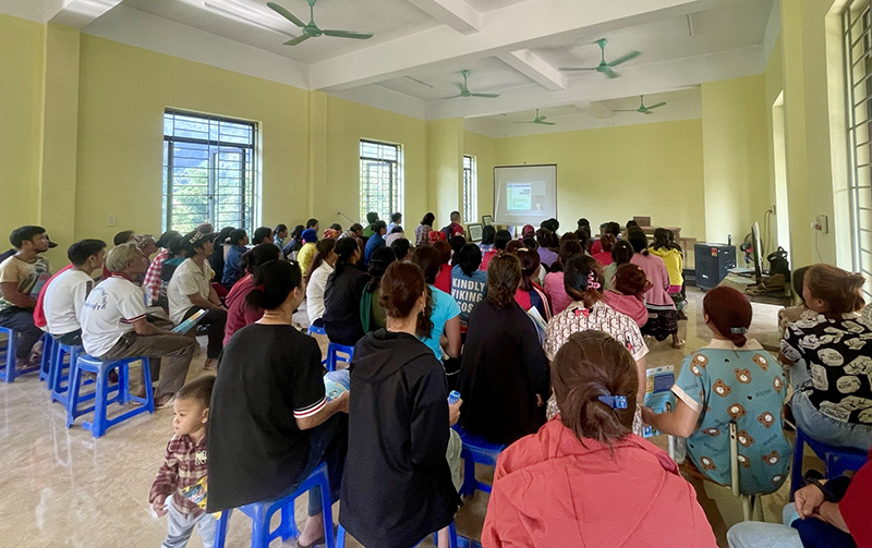 Người dân các thôn, bản tham gia vào chương trình truyền thông của dự án.