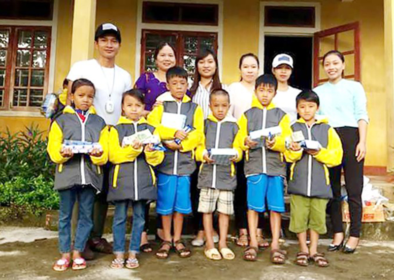 Anh Ngô Văn Huấn (hàng trên, ngoài cùng bên trái) trong một hoạt động tình nguyện của Đoàn xã Cự Nẫm (Bố Trạch).