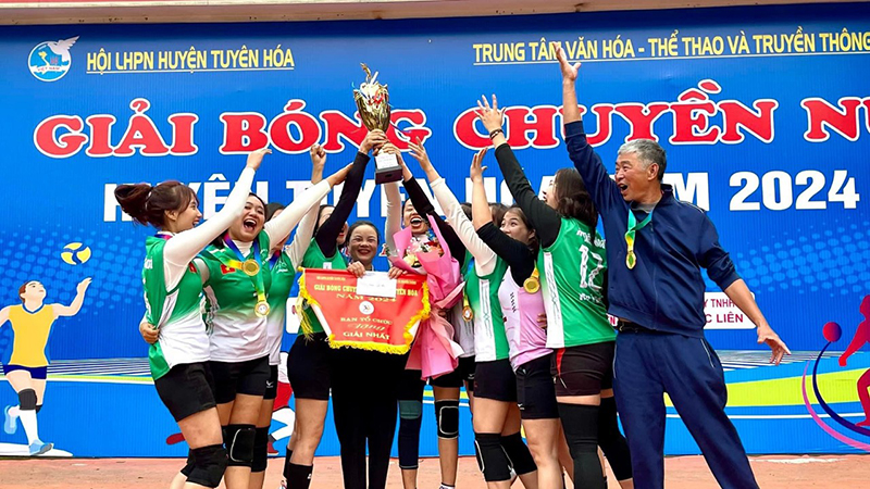 Giải bóng chuyền nữ huyện Tuyên Hóa mang lại nhiều niềm vui, tiếng cười cho chị em phụ nữ.
