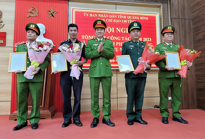 Đồng chí Đại tá Trần Quang Hiếu, Phó Giám đốc Công an tỉnh trao thưởng cho các tập thể có thành tích xuất sắc trong công tác đấu tranh phòng, chống tội phạm