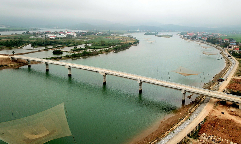 Cầu Cồn Nâm vững chãi bắc qua dòng Rào Nan, chấm dứt cảnh chia cắt vùng cồn bãi và đất liền từ bao đời nay.
