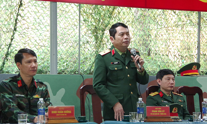 Đồng chí Thiếu tướng Phan Văn Sỹ, Phó Chủ nhiệm Chính trị Quân khu 4 dự, chỉ đạo quá trình luyện tập.