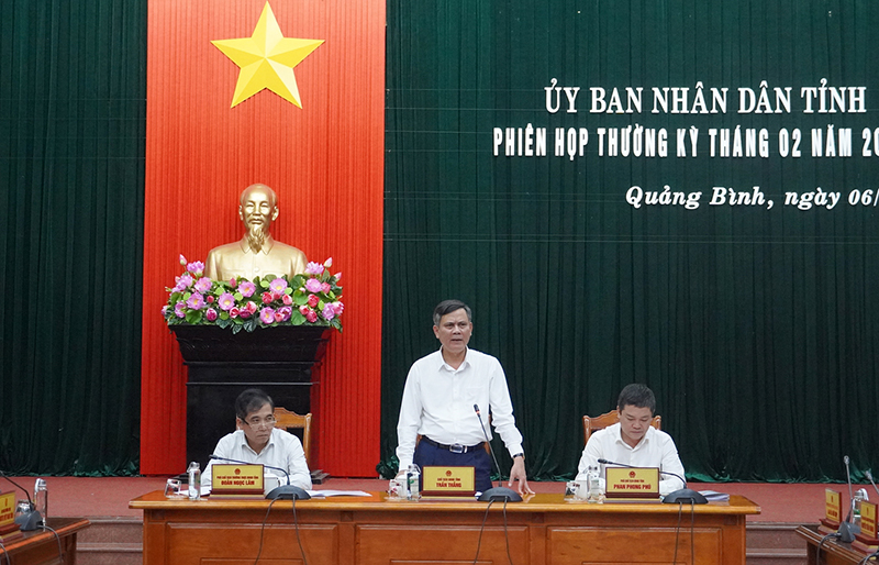 Đồng chí Chủ tịch UBND tỉnh Trần Thắng chủ trì phiên họp.