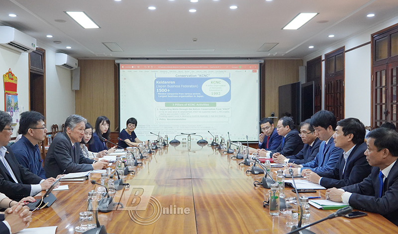 Các đại biểu nghe giới thiệu về hoạt động của Quỹ Bảo tồn thiên nhiên Keidanren.