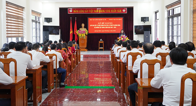 Quang cảnh lễ bế giảng.