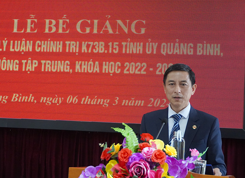 PSG.TS Đoàn Triệu Long, Giám đốc Học viện Chính trị khu vực III phát biểu bế giảng lớp học.