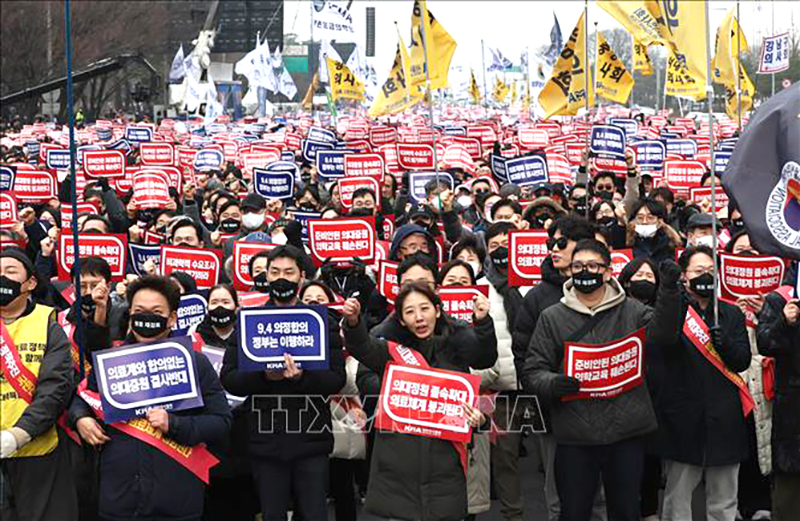 Các bác sĩ tham gia tuần hành phản đối kế hoạch tăng chỉ tiêu tuyển sinh ngành y tại Seoul, Hàn Quốc, ngày 3/3/2024. Ảnh: Yonhap/TTXVN