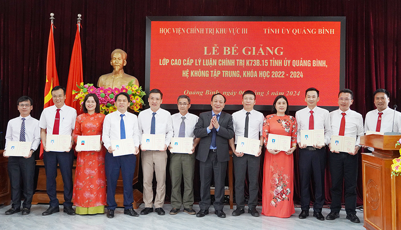 Đồng chí Phó Bí thư Thường trực Tỉnh ủy Trần Hải Châu trao bằng tốt nghiệp cho các học viên.