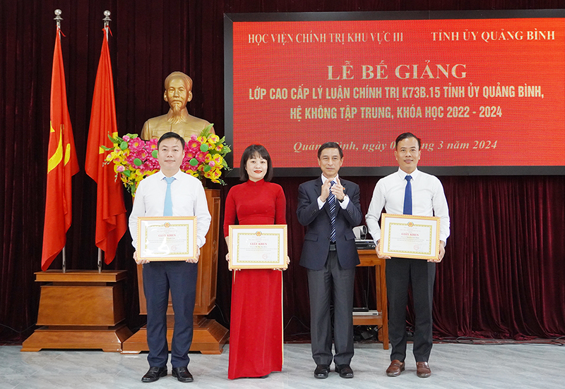 PGS.TS Đoàn Triệu Long, Giám đốc Học viện Chính trị khu vực III tặng giấy khen cho các học viên có thành tích xuất sắc.