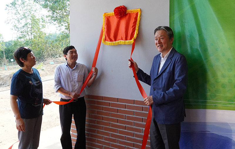 Ông Keiji Nishizawa, Chủ tịch Quỹ KNCF và đại diện lãnh đạo Sở Nông nghiệp và PTNT, Trung tâm Bảo tồn Thiên nhiên Việt gắn biển nhà giáo dục môi trường.