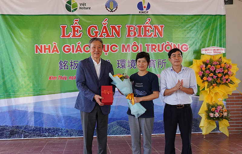 Đại diện lãnh đạo Sở Nông nghiệp và PTNT, Trung tâm Bảo tồn Thiên nhiên Việt tặng quà lưu niệm cho đại diện Quỹ KNCF.