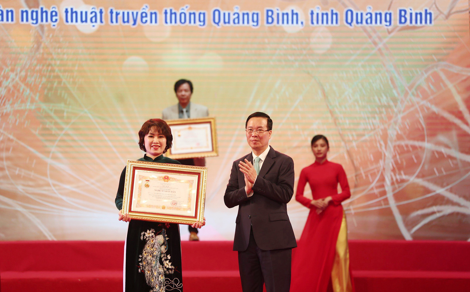 Chủ tịch nước Võ Văn Thưởng trao tặng danh hiệu “Nghệ sĩ nhân dân” cho diễn viên hát Nguyễn Thị Thấy (Đoàn Nghệ thuật truyền thống Quảng Bình).