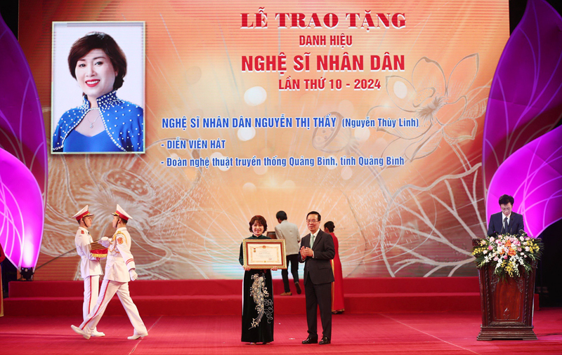 Nguyễn Thùy Linh là nghệ sĩ đầu tiên của Quảng Bình được phong tặng danh hiệu “Nghệ sĩ nhân dân”. 