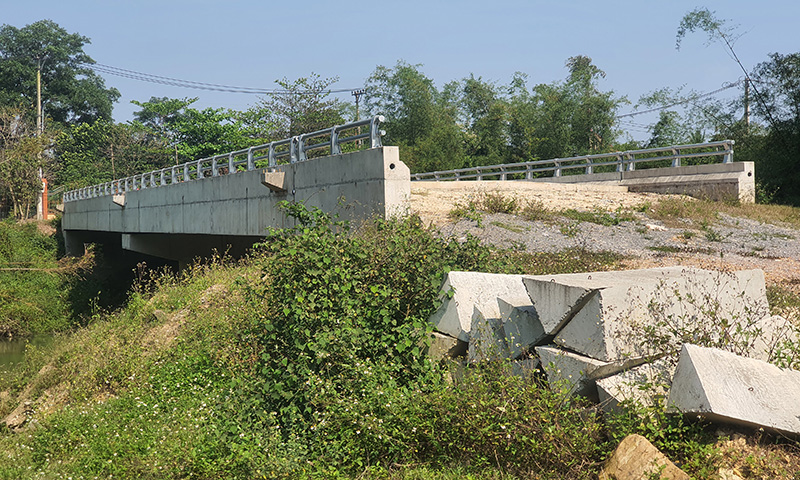 Cầu Phú Vinh đã hoàn thành 95% khối lượng và không thi công được đường dẫn vào 2 đầu cầu do vướng GPMB.