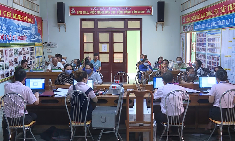 Tuyên truyền, hướng dẫn vay vốn tại điểm giao dịch xã Quảng Xuân.