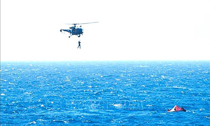 Trực thăng cứu hộ giải cứu thành viên thủy thủ đoàn sau vụ tấn công nhằm vào tàu chở hàng trên Vịnh Aden, Yemen, ngày 6/3/2024. Ảnh: AFP/TTXVN