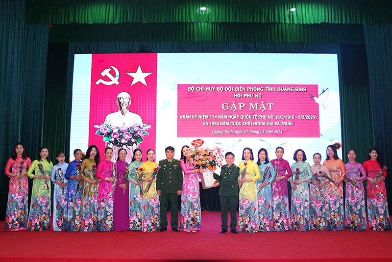 Tặng hoa chúc mừng hội viên Hội Phụ nữ Bộ đội Biên phòng tỉnh.