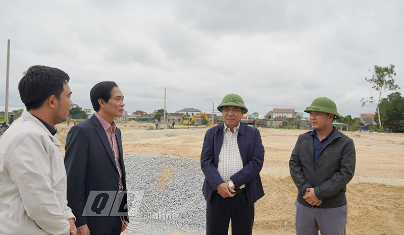 Đồng chí Phó Chủ tịch Thường trực UBND tỉnh Đoàn Ngọc Lâm kiểm tra tại Khu tái định cư xã Quảng Thanh, huyện Quảng Trạch.