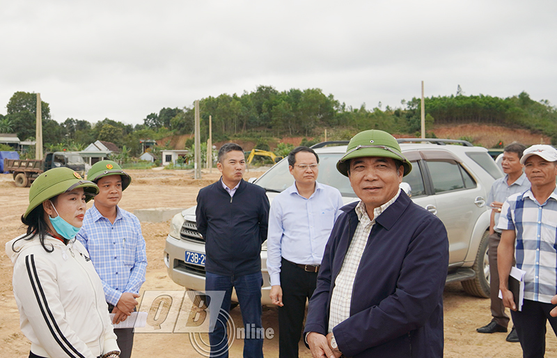 Đồng chí Phó Chủ tịch Thường trực UBND tỉnh Đoàn Ngọc Lâm kiểm tra thực địa tại khu tái định cư xã Quảng Phương, huyện Quảng Trạch.
