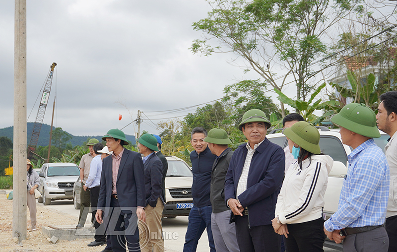 Đồng chí Phó Chủ tịch Thường trực UBND tỉnh Đoàn Ngọc Lâm kiểm tra thực địa tại khu tái định cư xã Quảng Lưu, huyện Quảng Trạch.