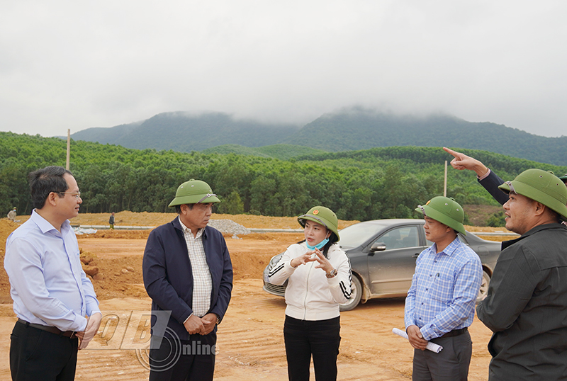 Đồng chí Phó Chủ tịch Thường trực UBND tỉnh Đoàn Ngọc Lâm kiểm tra thực địa tại khu tái định cư xã Quảng Hợp, huyện Quảng Trạch.