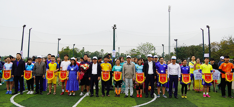  Đại diện lãnh đạo Đảng ủy, Đoàn Khối doanh nghiệp tỉnh, Tỉnh đoàn và các đơn vị tài trợ tặng cờ lưu niệm cho các đội tham dự giải.