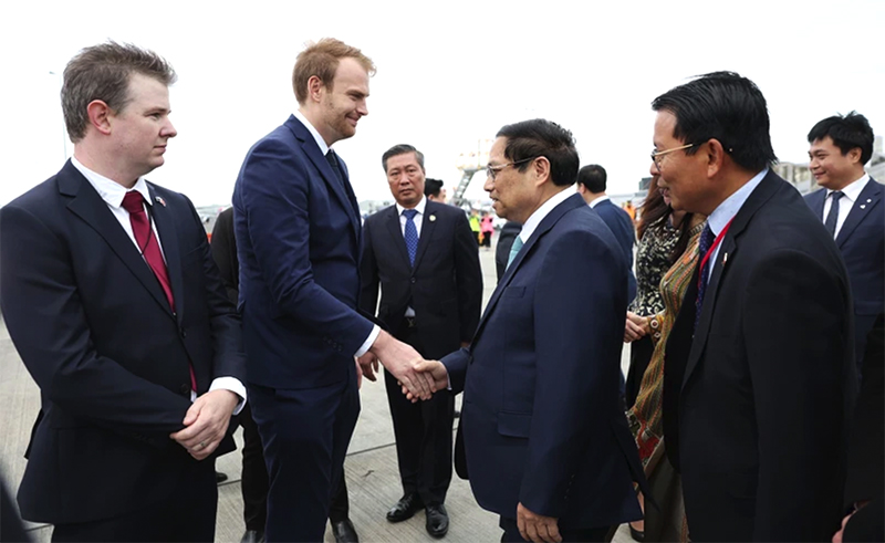 Đại diện Chính phủ New Zealand tiếp đón Thủ tướng Phạm Minh Chính tại sân bay quốc tế Auckland. (Ảnh: DƯƠNG GIANG/TTXVN)