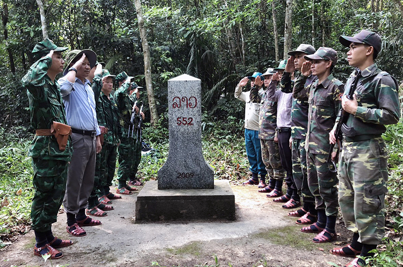 Lớp lớp các thế hệ người Bru-Vân Kiều trên dãy Trường Sơn đang nối tiếp nhau đồng hành cùng các lực lượng bộ đội đứng lên bảo vệ Tổ Quốc.