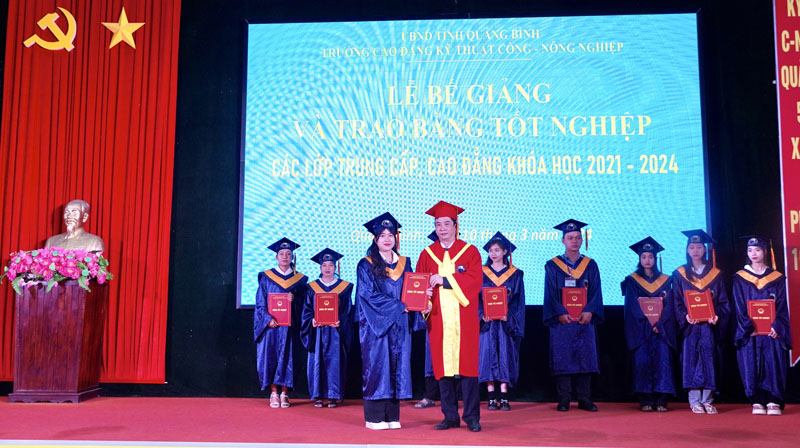 Đại diện lãnh đạo Trường CĐKT Công-Nông nghiệp Quảng Bình trao bằng tốt nghiệp cho các sinh viên hệ cao đẳng.