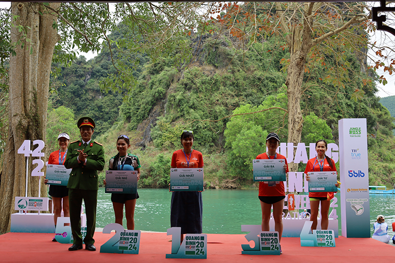 Ban Tổ chức trao giải cho các VĐV cự ly nữ 6 km.