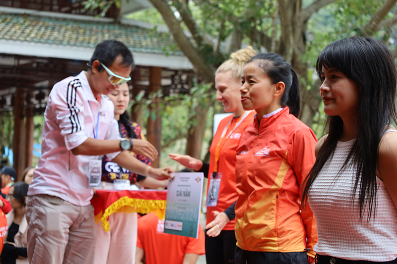 Ban tổ chức trao giải cho các VĐV cự ly 42 km nữ.
