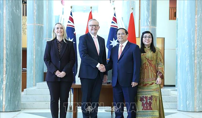 Thủ tướng Australia Anthony Albanese và Hôn thê đón Thủ tướng Phạm Minh Chính và Phu nhân. Ảnh: Dương Giang/TTXVN