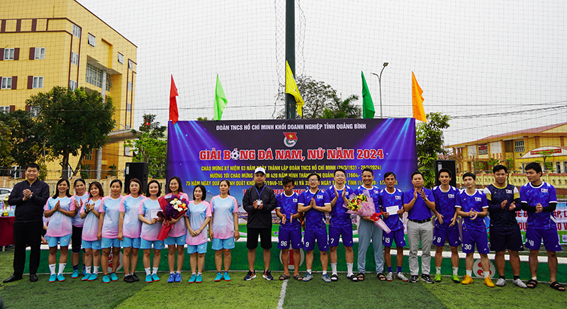 Ban Tổ chức trao giải cho các đội bóng có phong cách fair play.