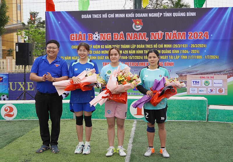 Ban Tổ chức trao giải cho các cầu thủ nữ xuất sắc, vua phá lưới.