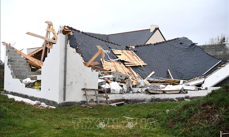 Nhà cửa bị tàn phá do bão tại Plozevet, Pháp. Ảnh tư liệu: AFP/TTXVN