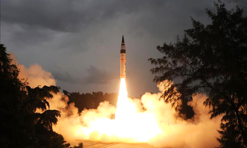 Tên lửa đạn đạo liên lục địa Agni-5 được phóng thử thành công tại đảo Wheeler, bang Orissa, Ấn Độ. Ảnh tư liệu: AFP/TTXVN
