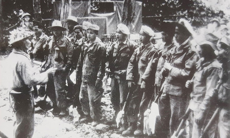 Cán bộ Đại đoàn 308 giải thích chính sách cho hàng binh ở Bản Kéo vừa ra hàng trong Chiến dịch Điện Biên Phủ năm 1954.