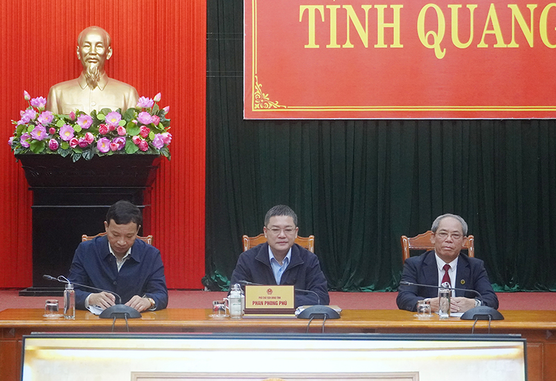Đồng chí Phan Phong Phú, Tỉnh uỷ viên, Phó Chủ tịch UBND tỉnh (ngồi giữa) dự hội nghị.