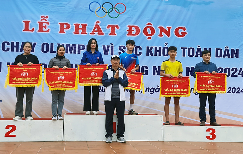 Lãnh đạo huyện Quảng Ninh trao giải cho các đội có thành tích xuất sắc tại giải việt dã huyện Quảng Ninh năm 2024.