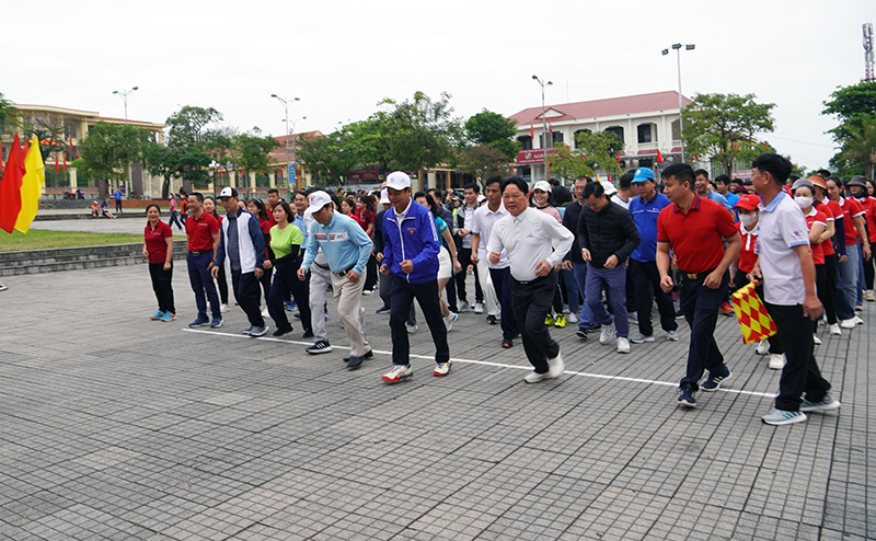 Lãnh đạo huyện Quảng Ninh cùng đông đảo cán bộ, công chức, viên chức, người dân trên địa bàn huyện đã tham gia chạy với cự ly 1.500m.