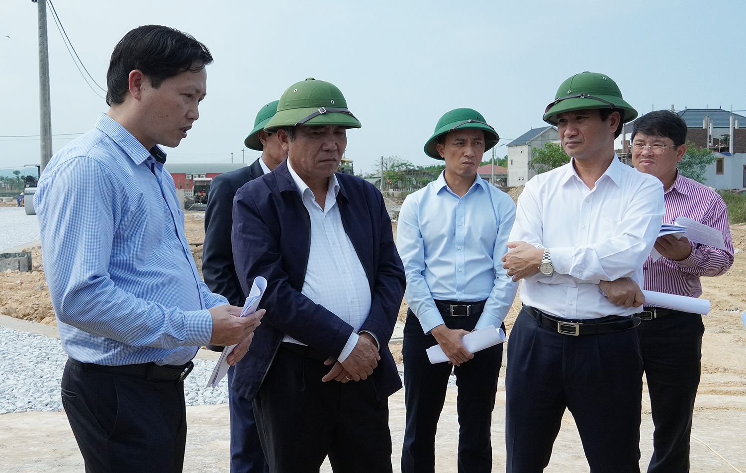  Đồng chí Phó Chủ tịch Thường trực UBND tỉnh Đoàn Ngọc Lâm kiểm tra thực địa tại Khu tái định cư thị trấn Nông trường Lệ Ninh.