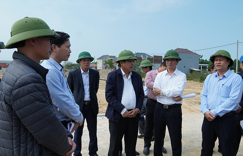 Đồng chí Phó Chủ tịch Thường trực UBND tỉnh Đoàn Ngọc Lâm nghe các ý kiến, khó khăn, vướng mắc, tồn tại trong quá trình triển khai thực hiện dự án trên địa bàn huyện Lệ Thủy.