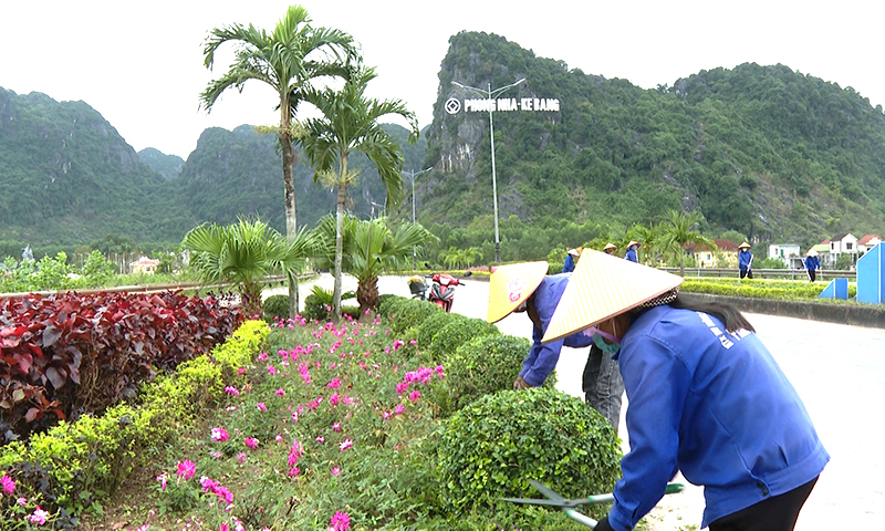 Công nhân cắt tỉa hoa, cây xanh, tạo cảnh quan sạch đẹp cho thị trấn.