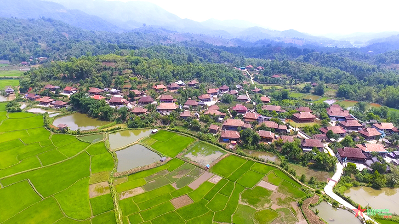 Cuộc sống mỗi ngày thêm no ấm của đồng bào các dân tộc trên mảnh đất Điện Biên lịch sử.