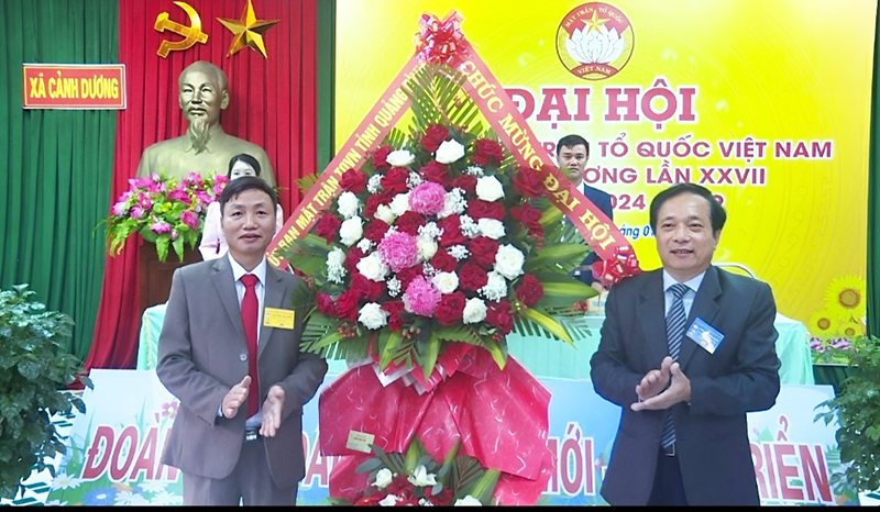 Đại diện lãnh đạo Ủy ban MTTQVN tỉnh tặng hoa chúc mừng Đại hội MTTQVN xã Cảnh Dương, Quảng Trạch. 