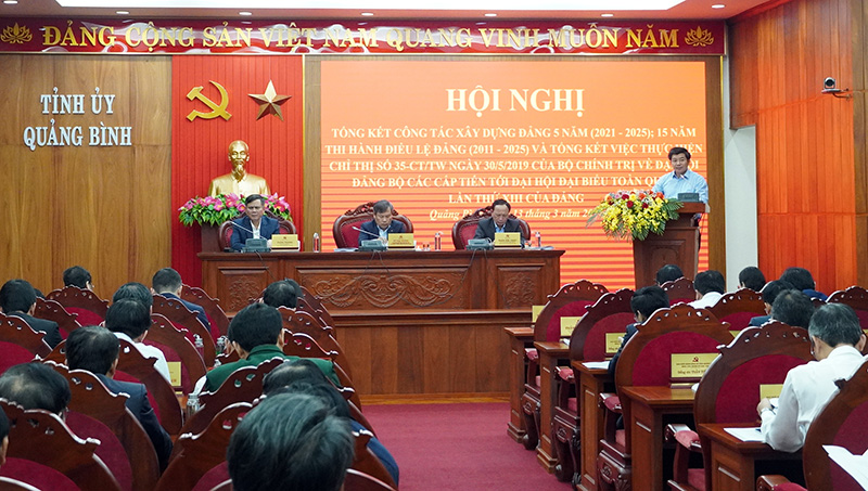  Đồng chí Trưởng ban Tổ chức Tỉnh ủy Trần Vũ Khiêm trình bày các báo cáo